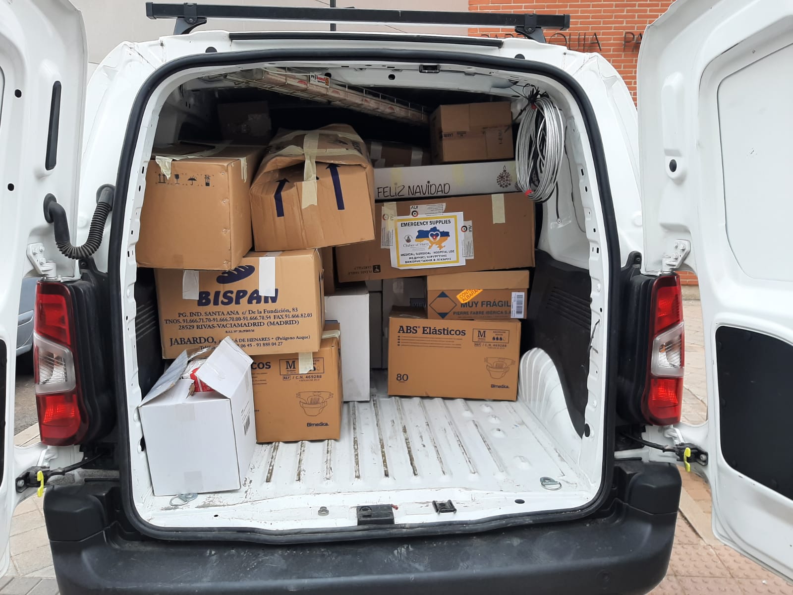 Furgoneta con ayuda a Ucrania