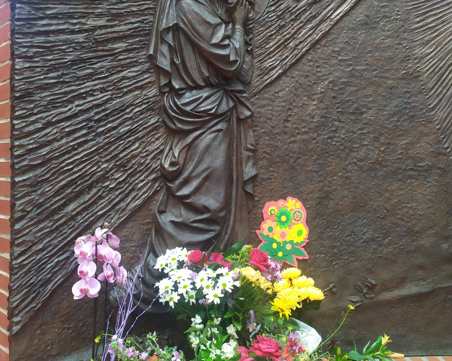 Ofrenda floral a la Virgen María por parte de los niños de catequesis
